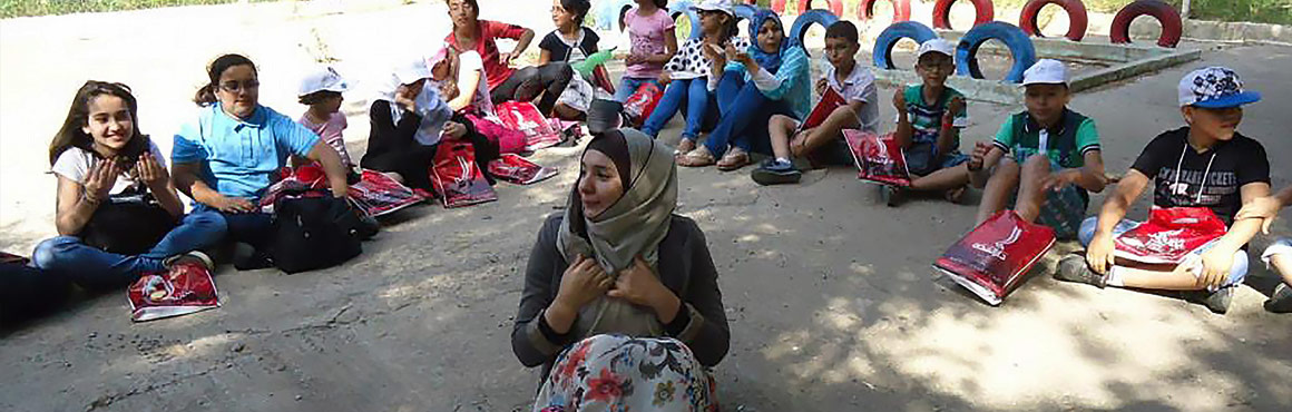 دنيا زاد... شابة جزائرية تجوب المناطق الفقيرة في العالم لتعليم الأطفال اللغات الأجنبية