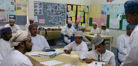 معلِّم عُماني يطوّر برنامجاً تعليمياً لزيادة التحصيل العلمي للطلبة
