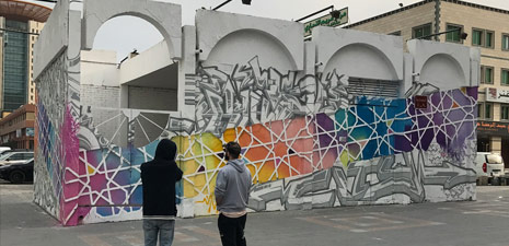 فريق "جداريات" يحول الجدران في الكويت إلى لوحات فنية نابضة بالجمال