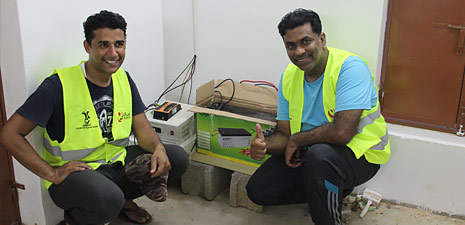 فريق وهج التطوعي في عُمان يكرس ثقافة التحول نحو الطاقة المتجدّدة في خدمة المجتمع